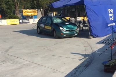 Crash test po polsku na festynie. Auto wjechało w organizatorów 