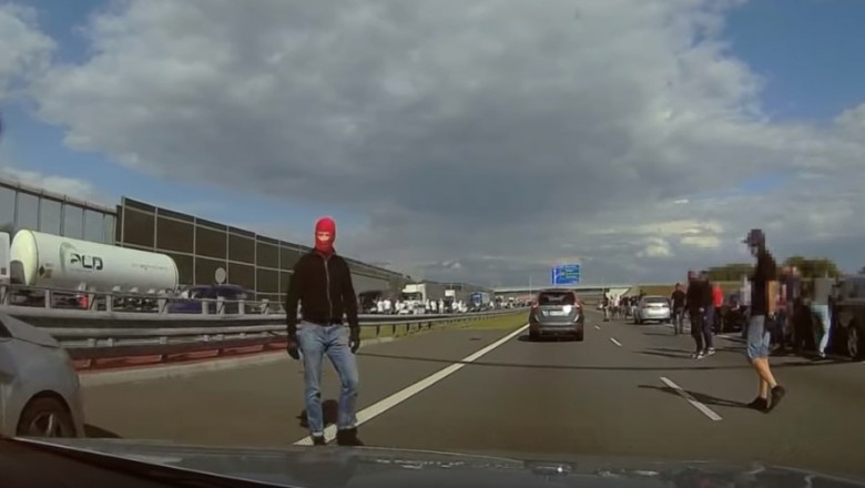 Nagranie z ustawki kibiców Legii i Widzewa na autostradzie A2