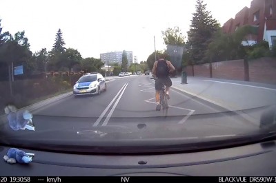 Agresywny Seba grozi kierowcy po zwróceniu uwagi na jego jazdę. Poczuł się królem dróg