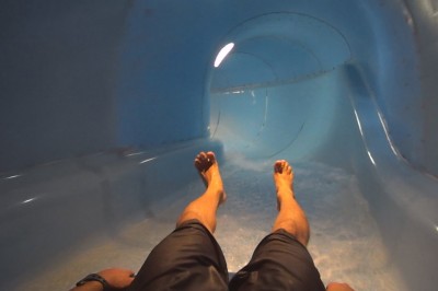 Zjeżdżalnia wodna z której wychodzisz poobijany. Gorzej nie dało się tego zaprojektować