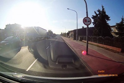 Urwane koło lawety „atakuje” pieszego na przejściu. Mężczyzna nie zdążył zareagować