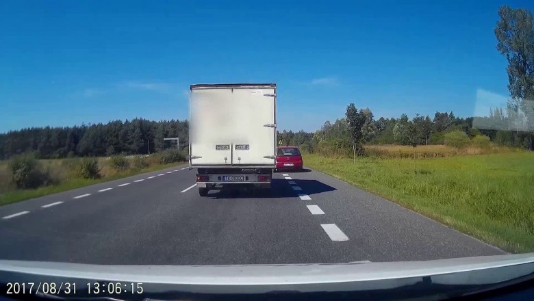 Pirat w dostawczaku wyprzedza na czołówkę i taranuje inne auto - DK73 Lisów