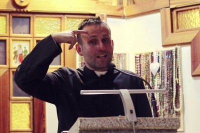 Ksiądz rozwalił system swoją rapową odpowiedzią na film „Kler”