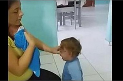 Mama myślała, że dwulatek płacze z zazdrości o brata. Wtedy spogląda na niemowlaka i wszystko rozumie