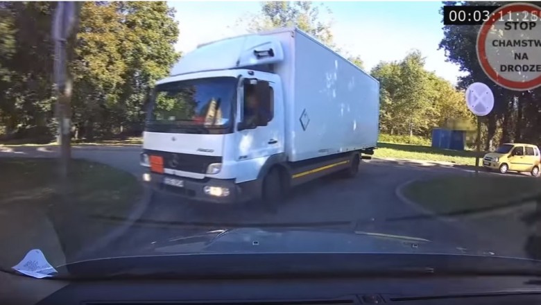 Janusz w dostawczaku chce pokazać kto jest mocniejszy na osiedlowej drodze