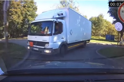 Janusz w dostawczaku chce pokazać kto jest mocniejszy na osiedlowej drodze