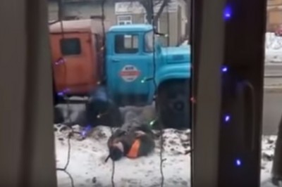 Nie mogli wstać z ziemi. Pijani drogowcy nagrani podczas ciężkiego dnia w pracy