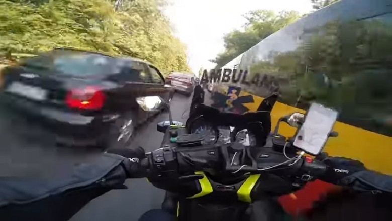 Skuterem leciał prawie jak ścigaczem. Ekspresowy przejazd MotoAmbulansu ulicami Warszawy