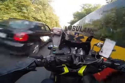 Skuterem leciał prawie jak ścigaczem. Ekspresowy przejazd MotoAmbulansu ulicami Warszawy