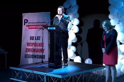 Żenujący występ prezydenta Legionowa. Zrobił sobie „roast” podczas przedstawiania kandydatów