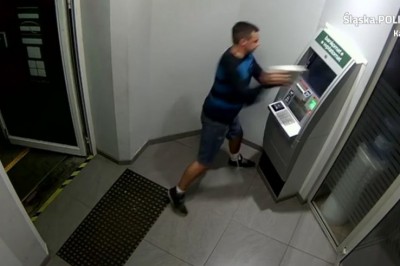 Wkurzony wpadł do banku i cegłą rozwalił bankomat. Wszystko nagrała kamera - Katowice