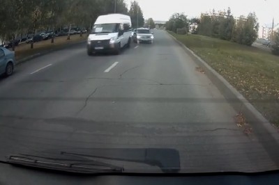 Dwie dziewczyny zrobiły sobie wyścig na prostej drodze. Pięknie go zakończyły