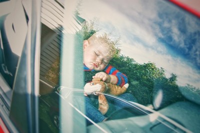 Opiekunka wyjawia dlaczego nigdy nie bierze pod opiekę śpiących dzieci. Rodzice mają straszne pomysły 
