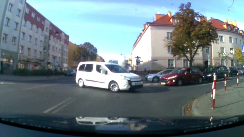 Wjechała w gościa na skrzyżowaniu i jeszcze na niego nawrzeszczała. Żelazna logika