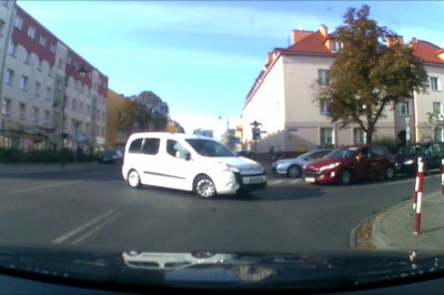 Wjechała w gościa na skrzyżowaniu i jeszcze na niego nawrzeszczała. Żelazna logika