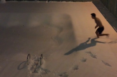 Myślał, że przebije się przez lód. Czyli dlaczego nie skakać do basenu w zimie