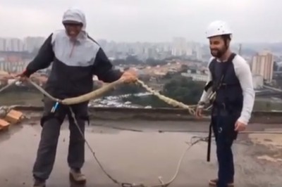 Skok z dachu bloku z przywiązaną liną. Ta zabawa jest tylko dla odważnych
