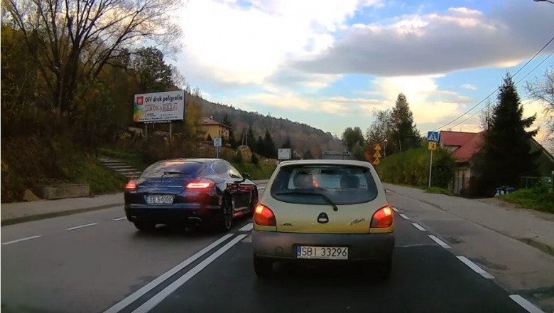 Korki są dla frajerów i biedaków? Popis chamskiej jazdy Porsche na przejściu dla pieszych