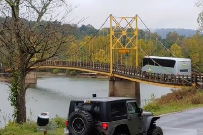 Kierowca autobusu zignorował znaki zakazu i wjechał na mały most