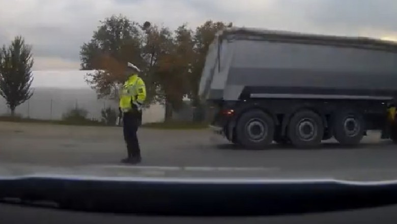 Policjant rzucił się na jadącego motocyklistę. Takiej interwencji jeszcze nie było