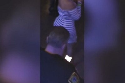 Policjant z przyczajki zrobił dziewczynie fotę na koncercie. Chyba wpadła mu w oko