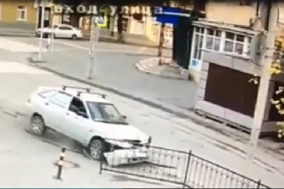 Pijany wjechał w barierki, podczas ucieczki auto zaczęło płonąć