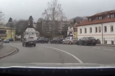 Pościg czeskiej policji za piratem drogowym w Audi. To się nie mogło inaczej skończyć