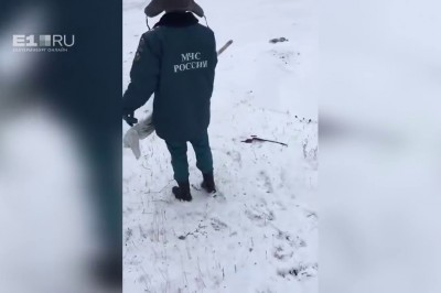 Gienek z Edkiem kosili trawę przykrytą śniegiem. Tak kazał im szef