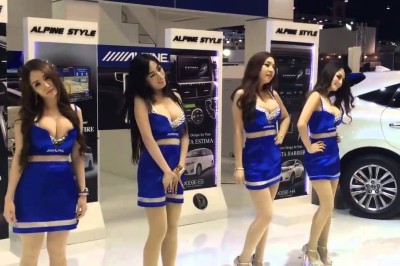 Dziewczyny wymiatają swoim tańcem podczas pokazu Alpine na targach samochodowych 