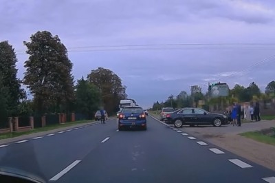 Wyprzedzanie korka motocyklem zakończone wjechaniem w auto weselników 