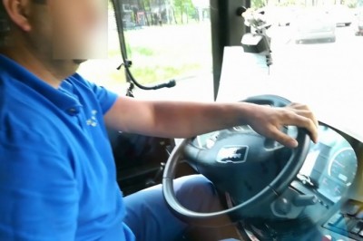 Kierowca MZK Toruń wyrzuca odliczone pieniądze za bilet na podłogę