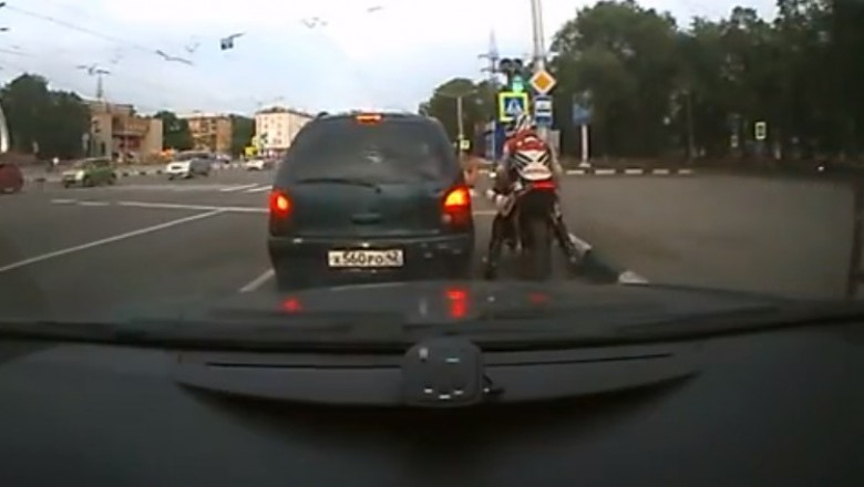 Dwa szybkie i dwa razy na glebie. Pasażer auta kontra motocyklista