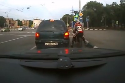 Dwa szybkie i dwa razy na glebie. Pasażer auta kontra motocyklista
