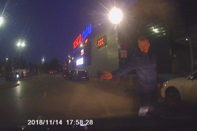 Gdyby nie słupki wjeżdżali by do sklepu. Przykład parkowania pod Tesco