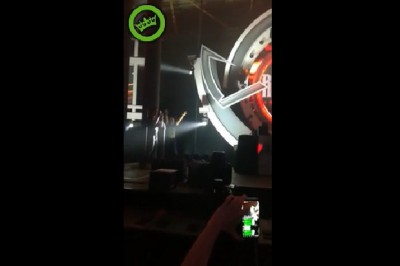 Nie doleciał nawet do tłumu. Nagranie z nieudanego skoku ze sceny 