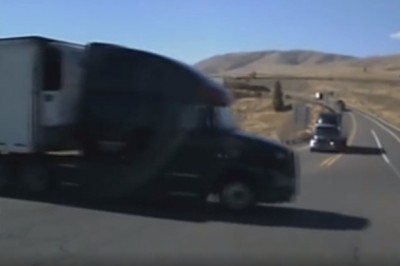 Wymuszenie ciężarówki na ciężarówce. Takiego lotu naczepy jeszcze nie było