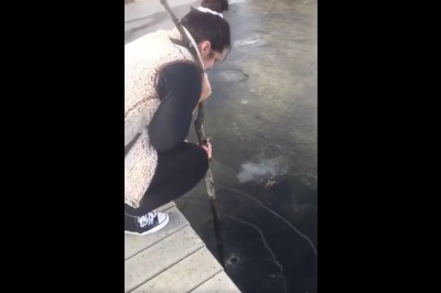 Dobra jest. Dziewczyna z koleżankami chciała się pobawić nad zamarzniętym jeziorem