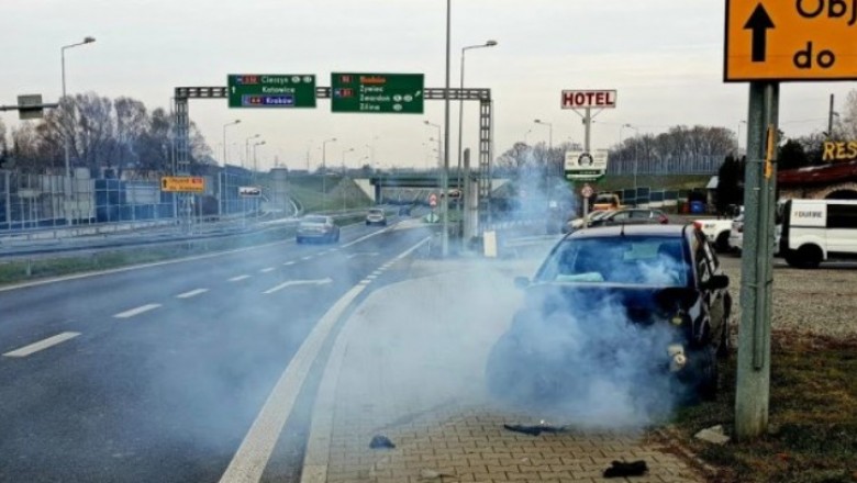 Rozbite auto zaczyna się palić, a w środku człowiek. Niecodzienna akcja bielskiej Policji