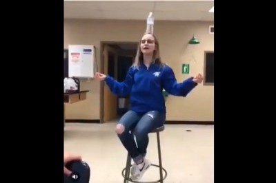 Dziewczyny postanowiły pokazać trick butelka kontra noga. Chyba coś poszło nie tak