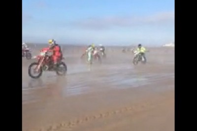 Nie wiedział co ma zrobić. Ekstremalny wyścig motocyklów na plaży