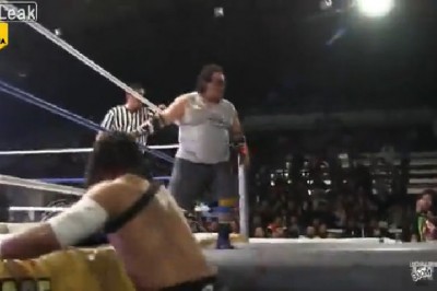 Złapał nie tą cegłę co powinien. Zawodnik wylądował w szpitalu po tych popisach