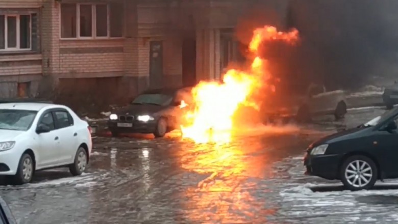 Seba siedzi w palącym się BMW i nie chce wyjść. Dziwna sytuacja na osiedlu