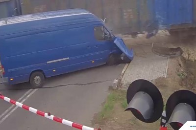 Kobieta w Mercedesie kontra pociąg na przejeździe kolejowym w Łukowie