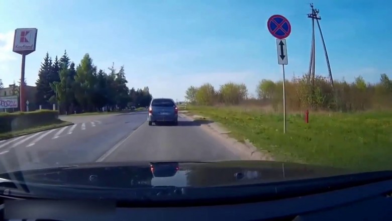 Radiowóz pędzący na interwencję kontra auto skręcające w lewo. Czyja wina?