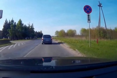 Radiowóz pędzący na interwencję kontra auto skręcające w lewo. Czyja wina?