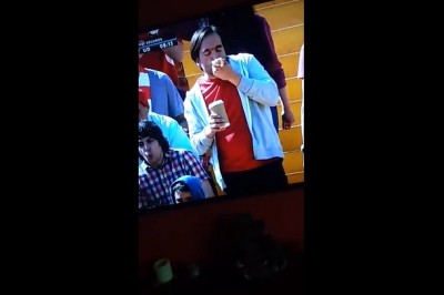 Takiego jedzenia hot doga na meczu jeszcze nie było. Idealnie to zrobił