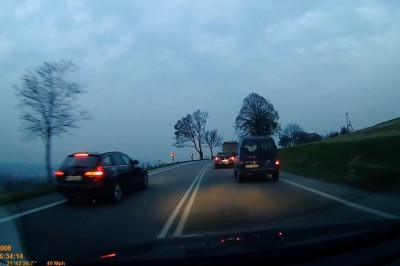 Centymetry brakowały, aby gość z Audi znalazł się pod TIRem. Wyprzedzanie traktora