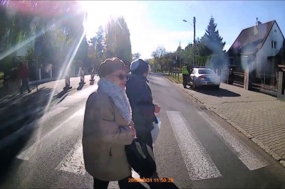 Zamulony policjant ze Szczecina kontra amatorzy wyprzedzania na pasach