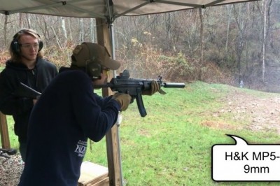 Jest moc. Gość testuje sprzęt z gier komputerowych na prawdziwej strzelnicy