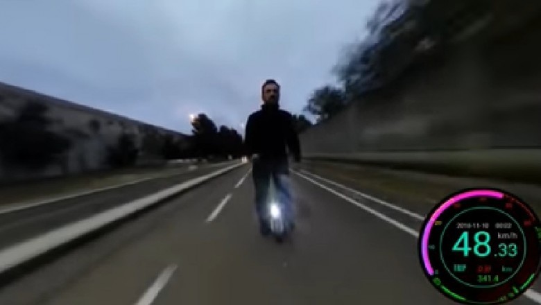 Awaria monocykla przy 50 km/h. Kask oczywiście był mu zbędny